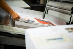 Printed matter is stacked on a vibrating table