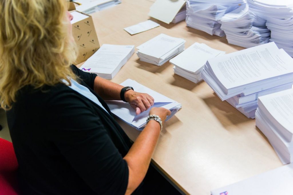 mailing wordt ingestoken door werknemer 3