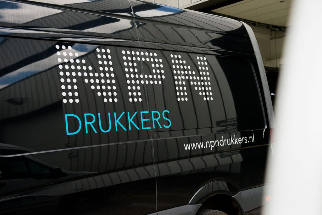 Logo NPN Drukkers op bedrijfsbus