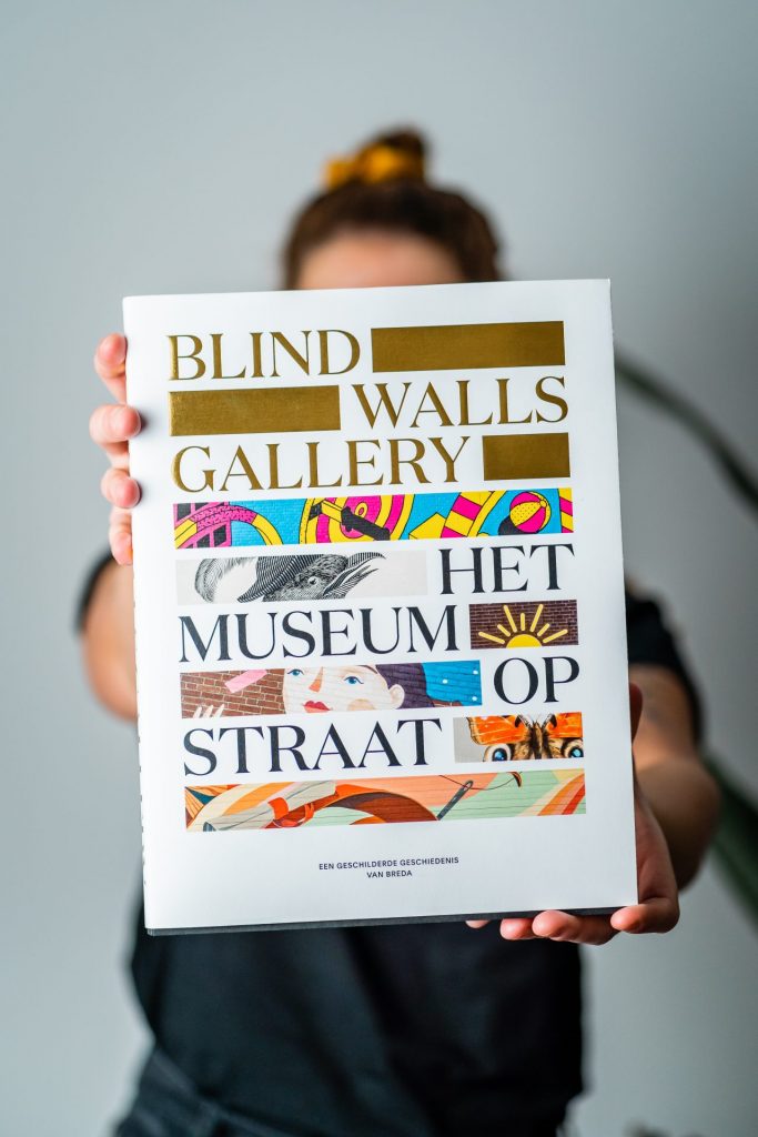 2020 blind walls gallery het museum op straat jubileumboek in handen 2