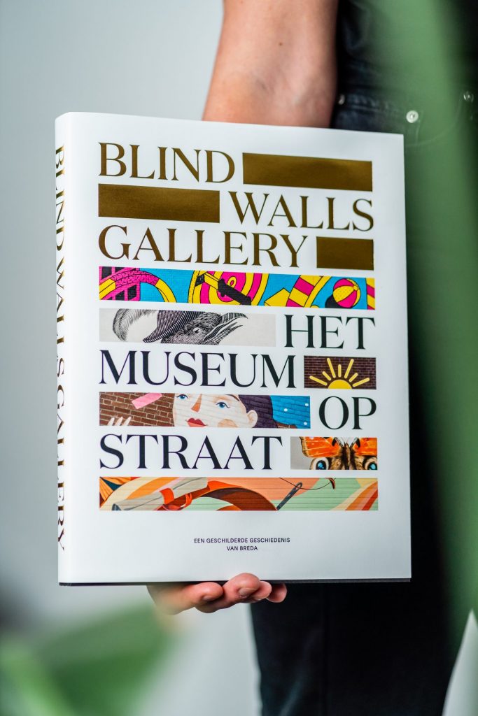 2020 blind walls gallery het museum op straat jubileumboek in hand 2